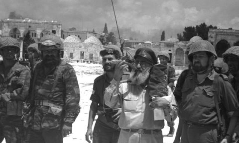 הרב שלמה גורן וחיילי חטיבת הצנחנים המשחררים את ירושלים [צילום: אלי לנדאו/לע"מ]