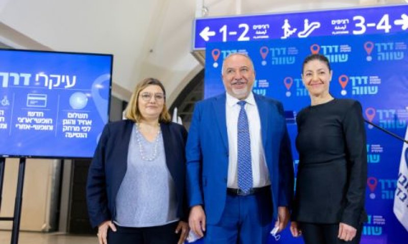 מיכאלי וליברמן עם מנכ"ל משרד התחבורה [צילום: אוליביה פיטוסי/פלאש 90]