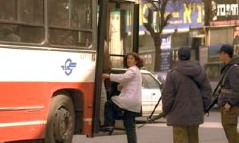 חיילים עולים ביום חול לאוטובוס של אגד בשנות התשעים [צילום אילוסטרציה: משה מילנר/לע"מ]