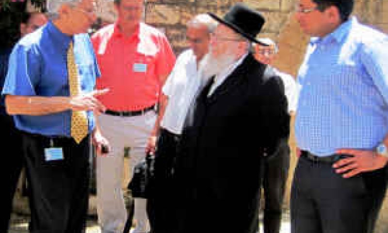ראש עיריית צפת, אילן שוחט, שר הבריאות ליצמן וד"ר אוסקר אמבון [צילום: סימון חדד]