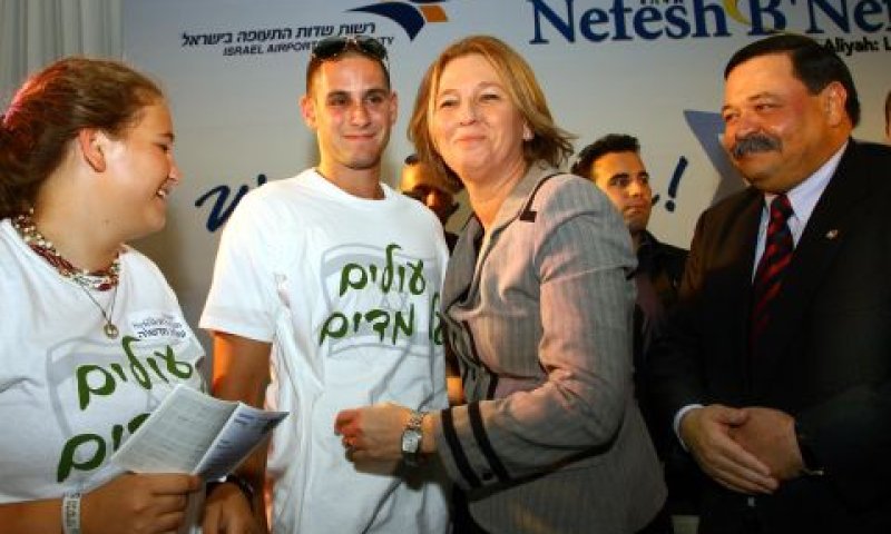 לבני ואפללו עם חיילים שקיבלו תעודת עולה [צילום: ששון תירם]