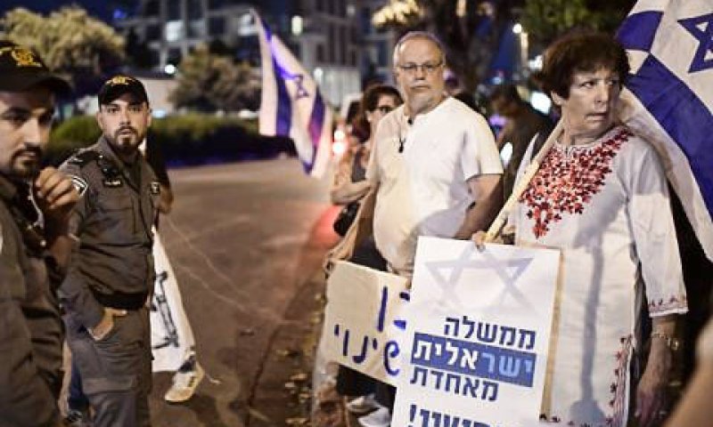 מפגינים בעד ממשלת שינוי מול ביתו של גדעון סער [צילום: תומר נויברג/פלאש 90]