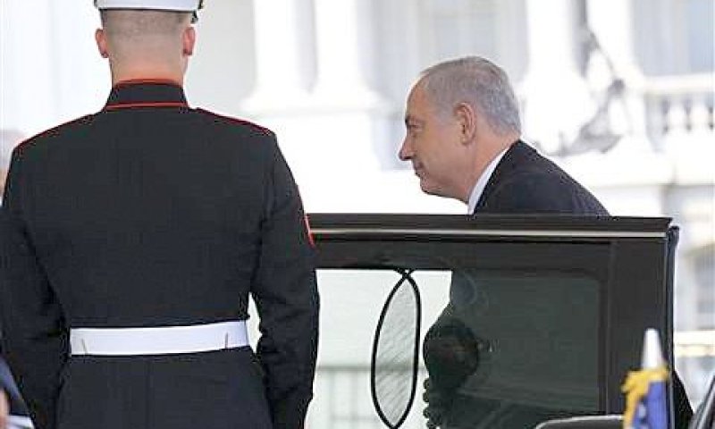 נתניהו בכניסתו לבית הלבן [AP]