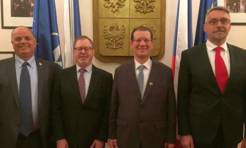 אנשי משרד הביטחון והתעשייה האווירית עם שר ההגנה של צ'כיה [צילום: דוברות התעשייה האווירית]