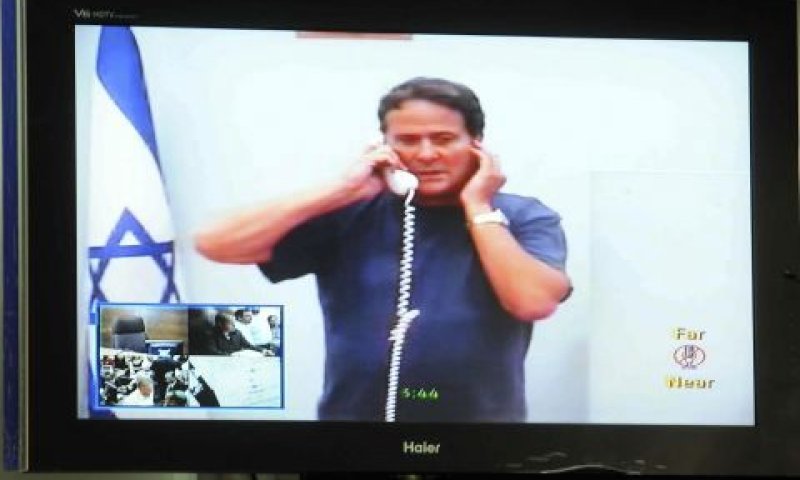 טופז בשיחת ועידה בוידאו [פלאש 90]