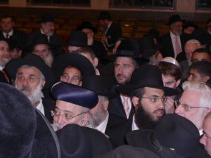 [הרב שלמה עמאר ומימינו חתנו ברק בן ניסן מביט לכיוון הנגדי]