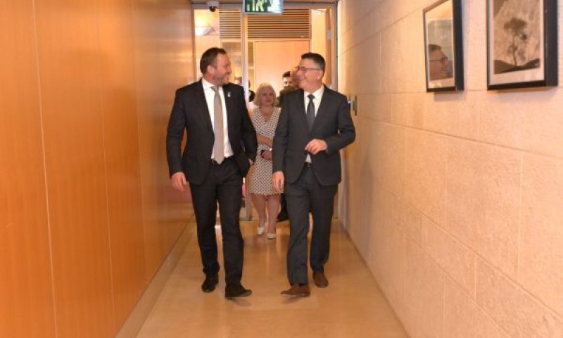 גדעון סער ועמיתו מאסטוניה [צילום: שלומי אמסלם/לע"מ]