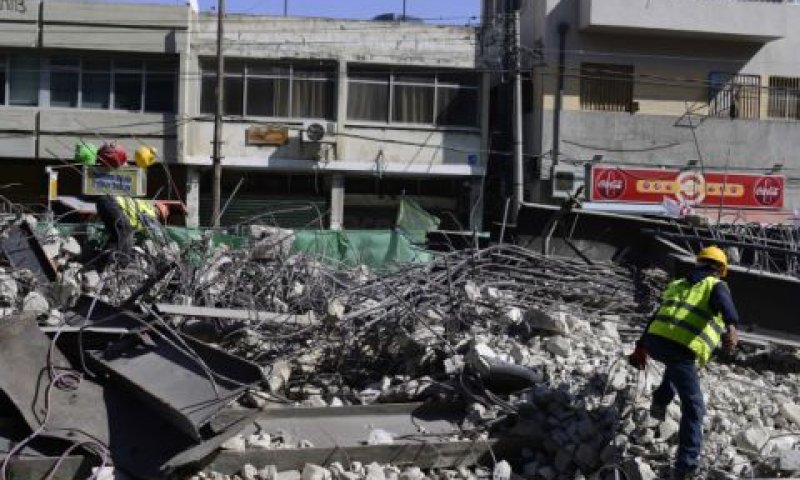 פינוי הריסות הגשר [צילום: תומר נויברג/פלאש 90]