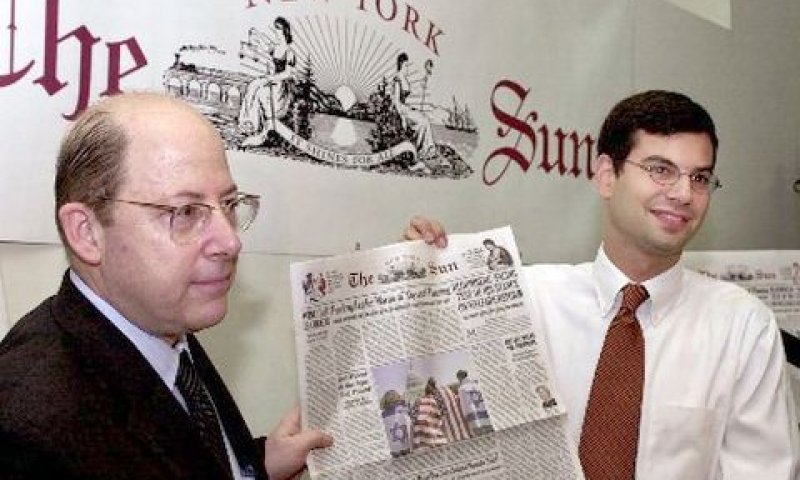 2002 - סת' ליפסקי מציג בגאווה את הגיליון הראשון [AP]