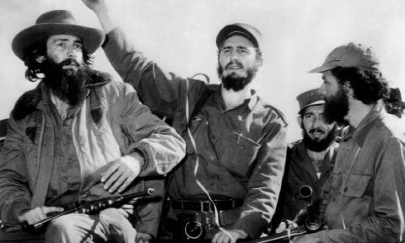 גיבור ארץ הטבק: קסטרו וחייליו נכנסים להוואנה, עם נפילת משטרו של בטיסטה [צילום: Popperfoto, אימג'בנק/מראות אימג']