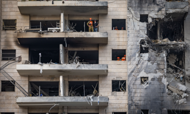 הפגיעה בבניין בפתח תקוה [צילום: חיים גולדברג/פלאש 90]