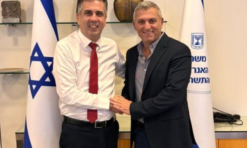 ראש מועצת עומר ארז בדש עם שר האנרגיה אלי כהן [צילום: לשכת שר האנרגיה]