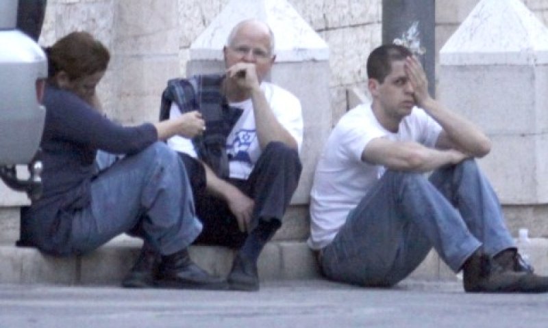 בני משפחת שליט מול בית ראש הממשלה [צילום: פלאש 90]