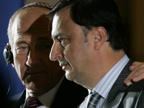 ראש הממשלה מחבק את לב לבייב [AP]
