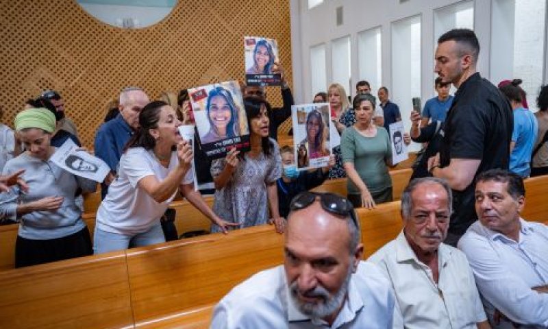 משפחות תמם ודקה בבית המשפט העליון [צילום: יונתן זינדל, פלאש 90]