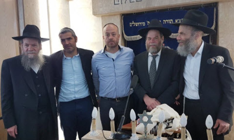 מימין לשמאל הרב צבי יהודה אדלשטיין, הרב שאול אדלשטיין, ראש העיר אבי גרובר, סגן ראש העיר יעקב קורצקי והרב מרדכי אדלשטיין [צילום: עיריית רמת השרון]