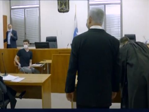 נתניהו באולם לפני כניסת השופטים [צילום: מסך]
