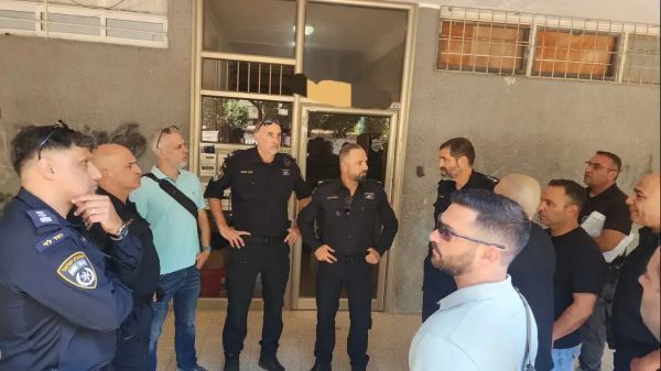 כוחות המשטרה בתדרוך ובניסיון לעצור את החשוד [צילום: דוברות המשטרה]