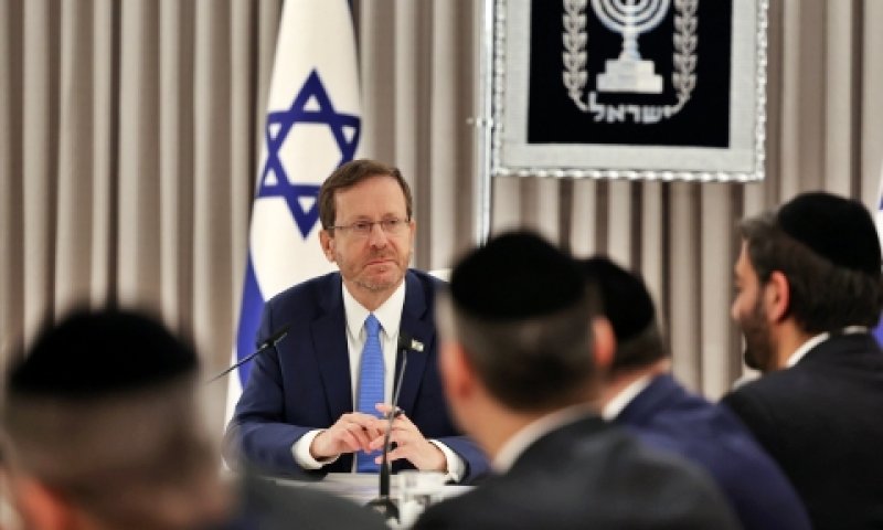הנשיא הרצוג ונציגי ש"ס, הערב במשכן הנשיא [צילום: יונתן זינדל, פלאש 90]