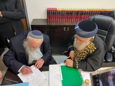 הרב חיים דרוקמן חותם [צילום: קובי אלתר]