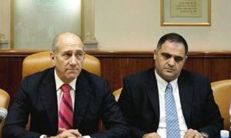 אולמרט ויחזקאל. גם זיכויו של הנגבי השפיע [צילום: AP]