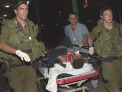 אחד החיילים הפצועים מפונה ממקום הפיגוע [צילום: AP]