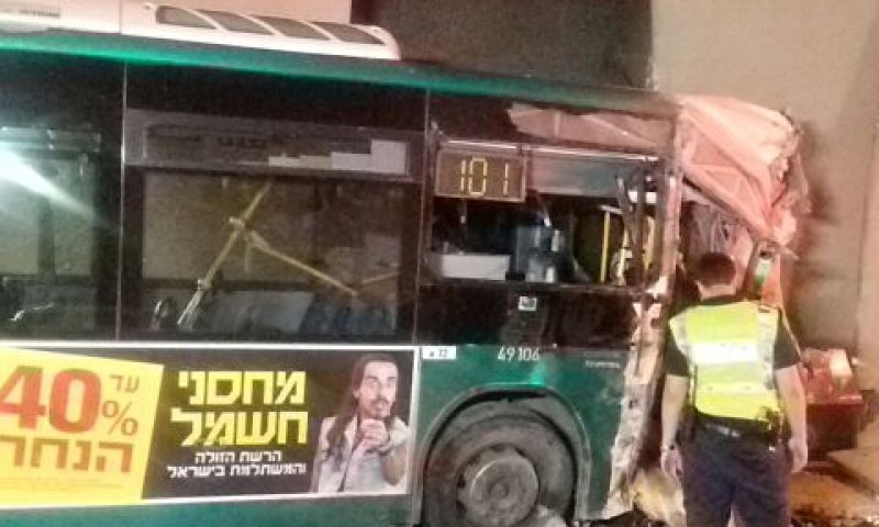 האוטובוס שנפגע [צילום: דוברות מד"א]