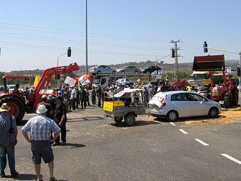 רפתנים בצומת גולני [אריה שטראוס]