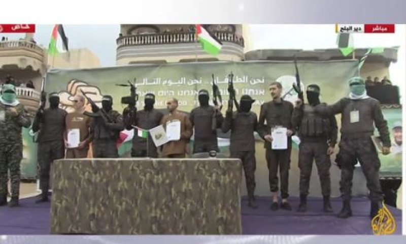 שלושת החטופים הועלו לבמת השחרור בדיר אל-בלח