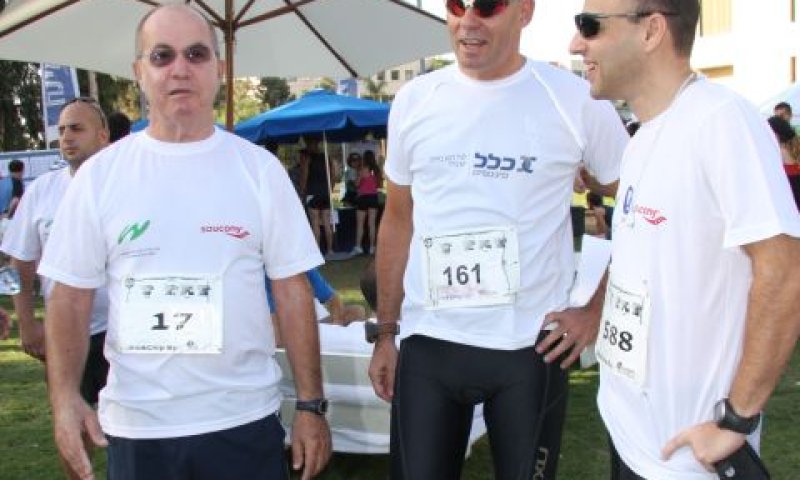 פרופ' ישראל (איזי) בורוביץ-יור מכון וינגייט ומבעלי השליטה באל-על עם טל רז-מנכ"ל כלל פיננסים וגיל שרון-מנכ"ל פלאפון [צילום: אסף לב]