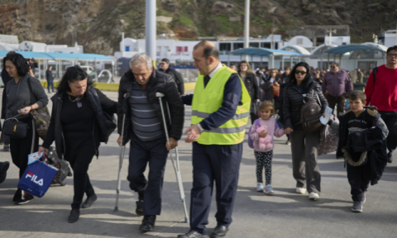 נטישת תושבים את האי סנטוריני [צילום: פטרוס ג'יאנקוריס/AP]