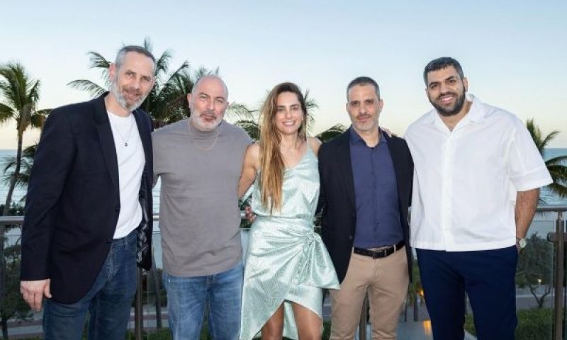 בתמונה(משמאל לימין): שי גוטסדינר GM Core Business, ליאור רז, נועה שומרוני גל VP Business Development, רז רווח CFO, בן קצאל Solitaire Game Owner [צילום: Jc Ariano from HXECUTE]