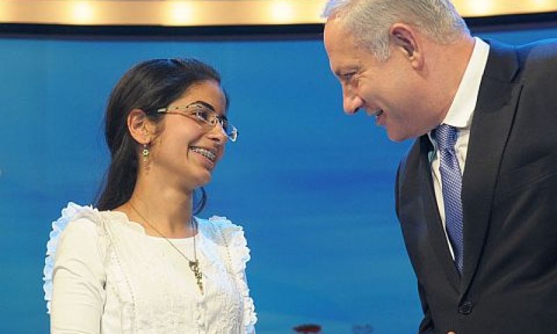 כלת פרס ישראל, אור אשואל עם ראש הממשלה בנימין נתניהו [צילום: מוקי שוורץ]