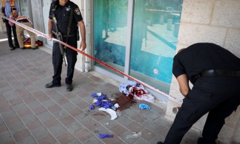 זירת הפיגוע בקניון הרים [צילום: גרשון אלינסון/פלאש 90]