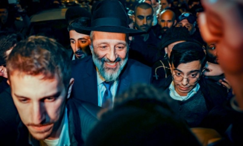 דרעי, ביציאה מביתו הערב [צילום: יונתן זינדל, פלאש 90]