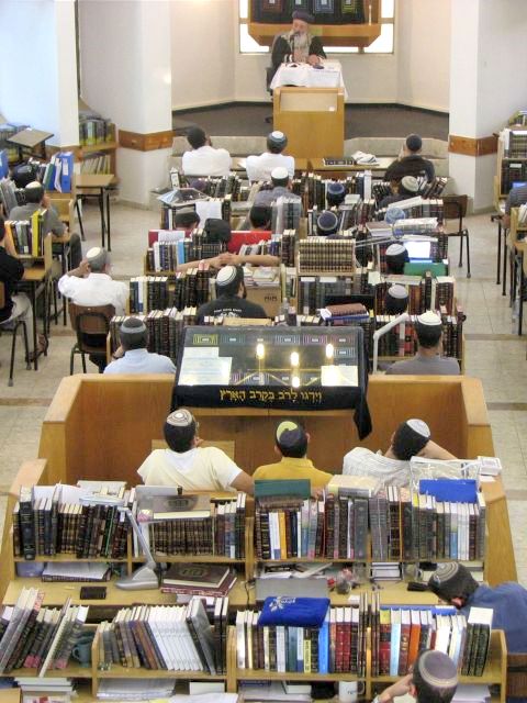 הרב עמאר בשיעור בקרני שומרון [פלאש 90]