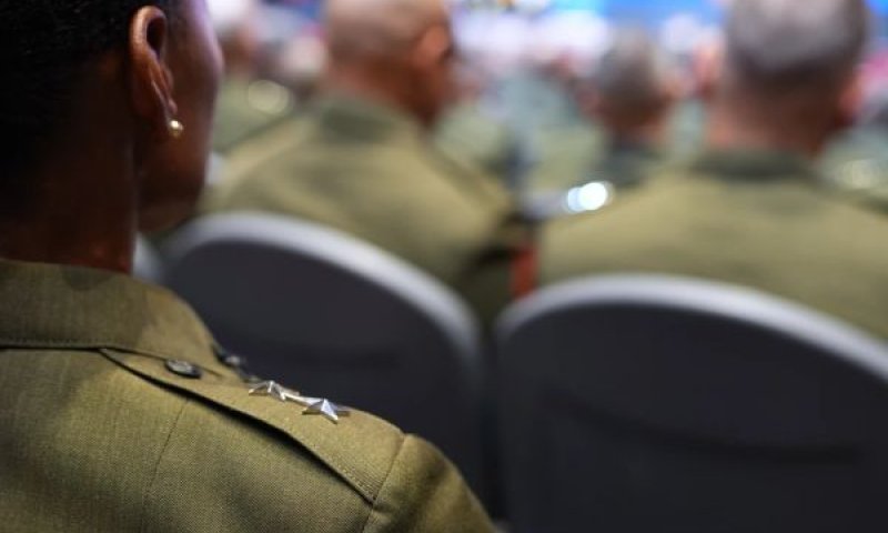 בכירים בצבא ארה"ב מאזינים לנשיא דונלד טראמפ נואם בבסיס חיל הנחתים קוונטיקו [צילום: איוון ווצ'י/AP]