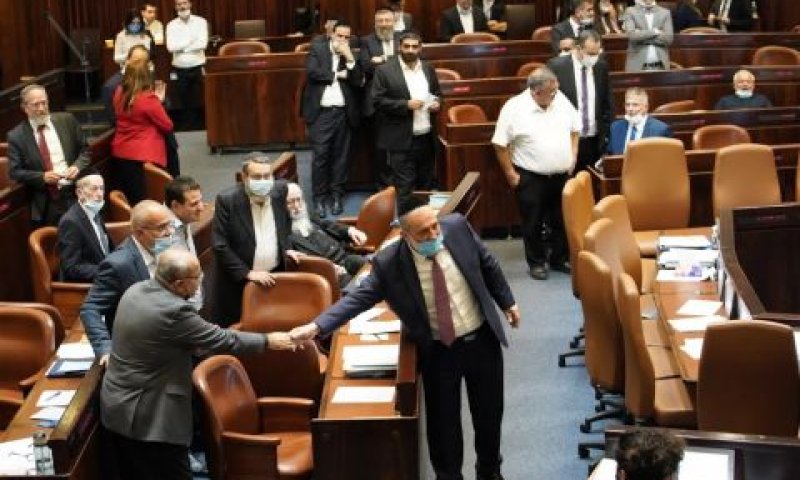 לחיצת יד בין דרעי לטיבי [צילום: דני שם-טוב/דוברות הכנסת]