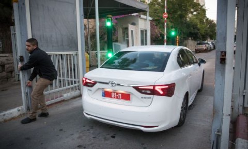 החוקרים בכניסה למעון רה"מ [צילום: יונתן זינדל/פלאש 90]