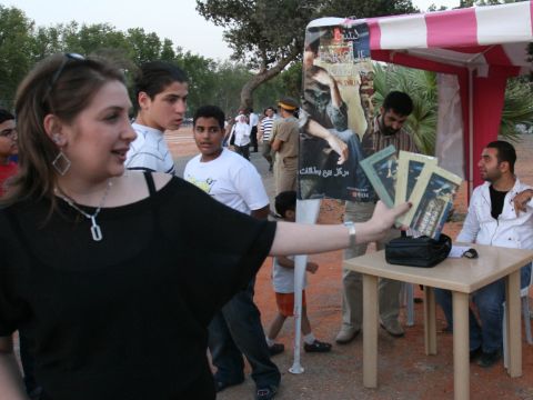 מעריצה סורית אוחזת בכרטיסים להופעה בדמשק [AP]