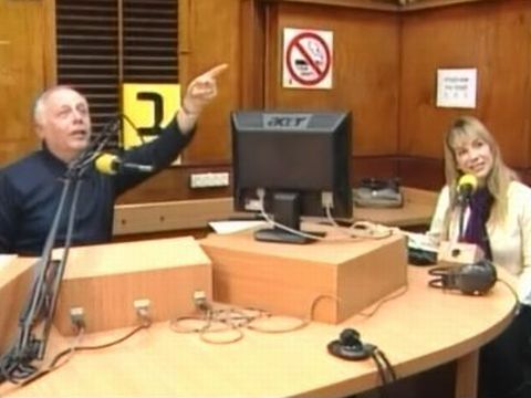 דני דבורין מגיש את שירים ושערים