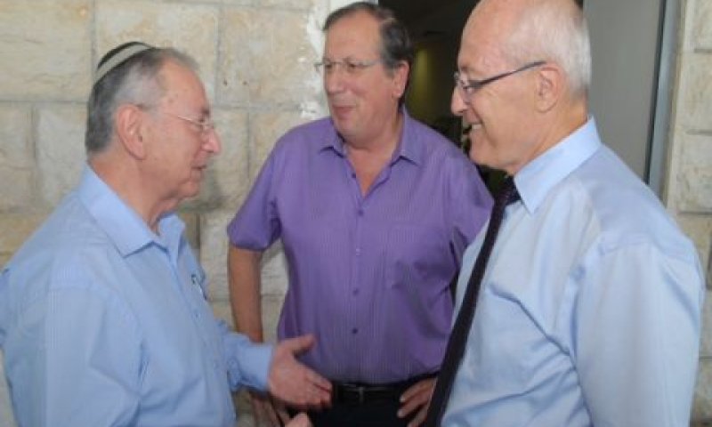 מימין לשמאל: מנכ"ל שירותי בריאות כללית, אלי דפס, דקאן הפקולטה לרפואה, פרופ' רן טור כספא ונשיא אוניברסיטת בר-אילן, פרופ' משה קוה [צילום: דוברות אוניברסיטת בר-אילן]