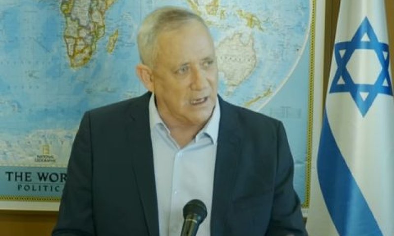 גנץ. חתימה על צווים