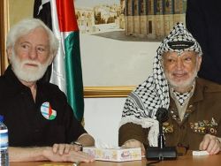 נפגשו עוד בימי המצור על ביירות. אבנרי וערפאת [צילום ארכיון: AP]