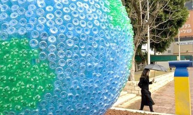 מיצב אמנותי של בקבוקי פלסטיק למיחזור בפתח תקוה [צילום: AP]