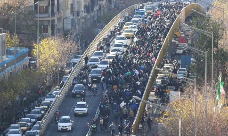 מפגינים צועדים במרכז טהרן [צילום: סוכנות הידיעות פארס/AP]