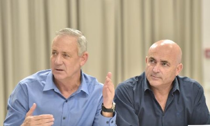 ראש מועצת מטה אשר משה דוידוביץ' וח"כ בני גנץ [צילום: דורית ריטבו]