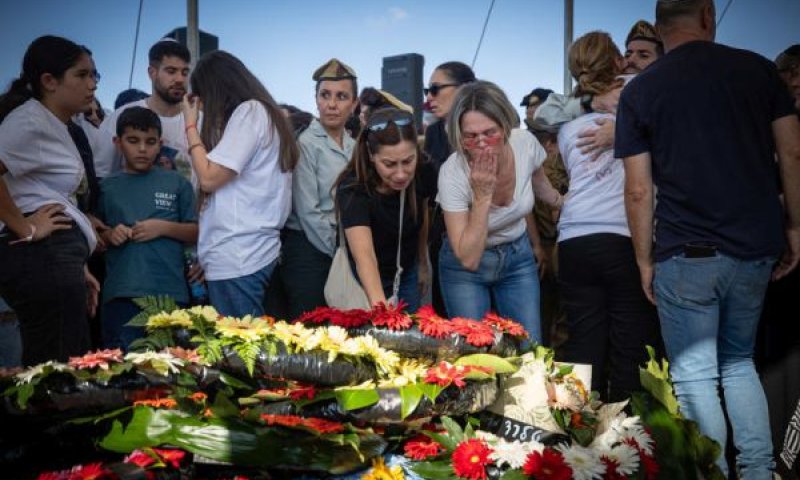 חברים ובני משפחה בלוויה של נועה מרציאנו [צילום: יונתן זינדל/פלאש 90]