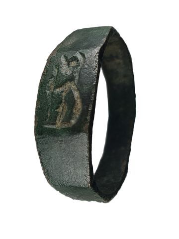 הטבעת. ככל הנראה נושאת את דמות האלה מינרבה או אתנה [צילום: אנסטסיה שפירו, רשות העתיקות]