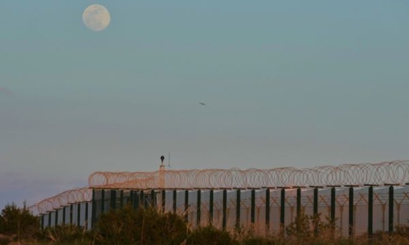 הירח זורח מעל גדרות בסיס חיל האוויר המלכותי אקרוטירי בבריטניה לאחר שנפגע מתקפת רחפנים מוקדם בבוקר סמוך ללימסול, קפריסין [צילום: פטרוס קרדיאס/AP]